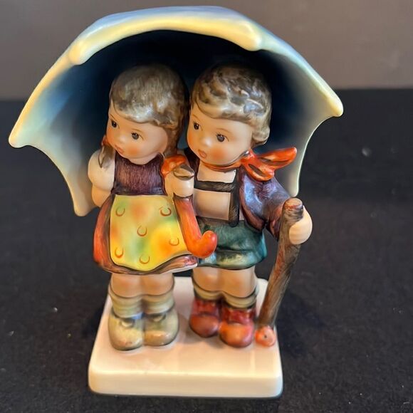 Vintage Hummel Rainy Day figurine. Perfect condition 41/2” Germany. Blue bee - Picture 1 of 6